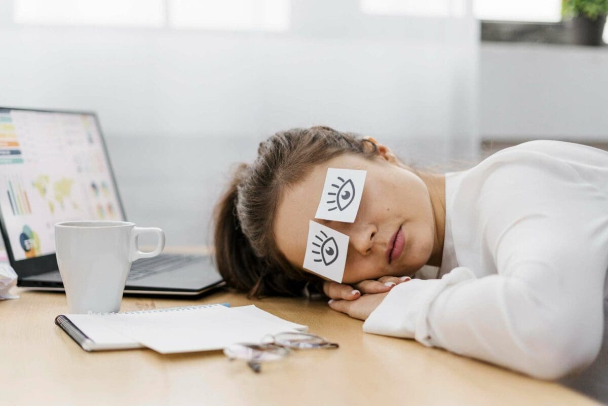 ¿Sientes mucho sueño después de comer alimentos o almorzar? Tal vez se trate de somnolencia postprandial. Te contamos como puedes combatirla.
